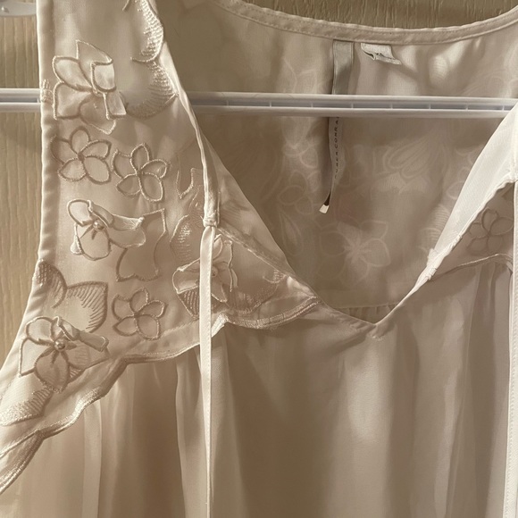 Gorgeous flowy white tank top - Picture 2 of 4